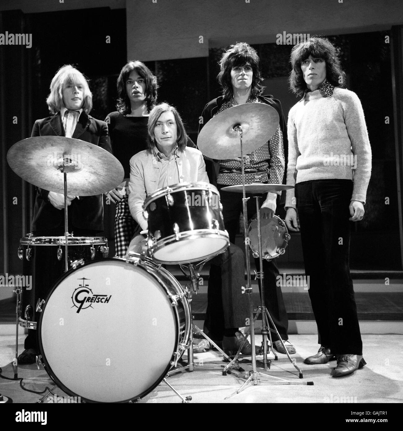 The Rolling Stones lors d'une répétition aux studios Wembley de Londres Weekend Television en préparation de leur apparition "Frost on Saturday" de David Frost sur la gauche est Brian Jones, Mick Jagger, batteur Charlie Watts, Keith Richards et Bill Wyman. Banque D'Images
