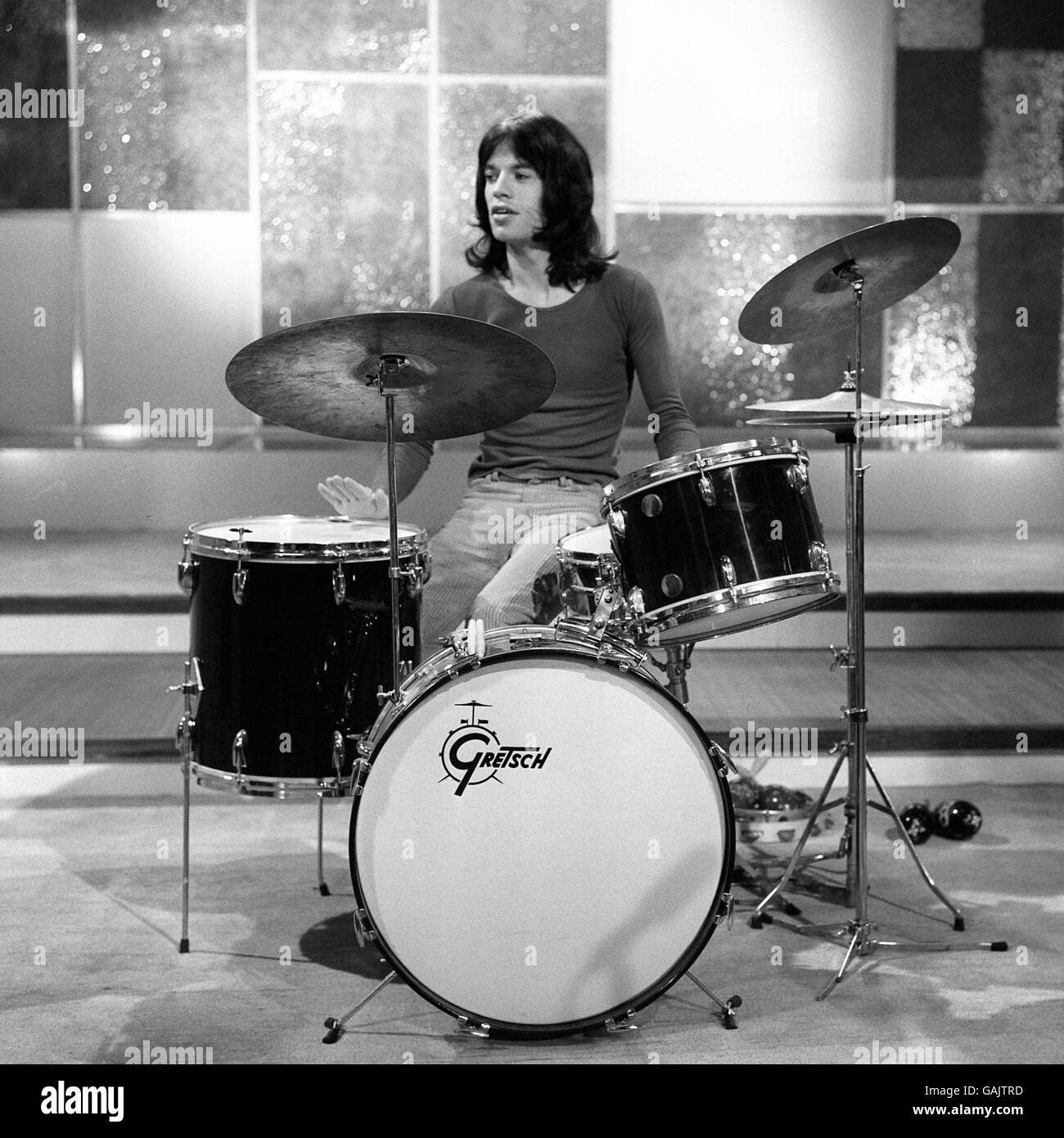 Mick Jagger s'assit à la batterie, tandis que les Rolling Stones répètent pour une apparition sur Frost de David Frost samedi aux studios Wembley de la télévision week-end de Londres. Banque D'Images