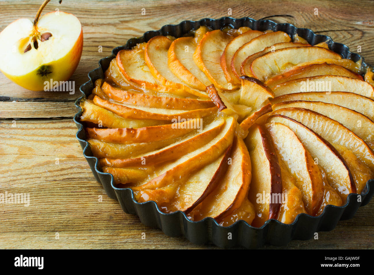 Tarte aux pommes faite maison, dessert, tarte aux fruits sur une table en bois, Close up Banque D'Images