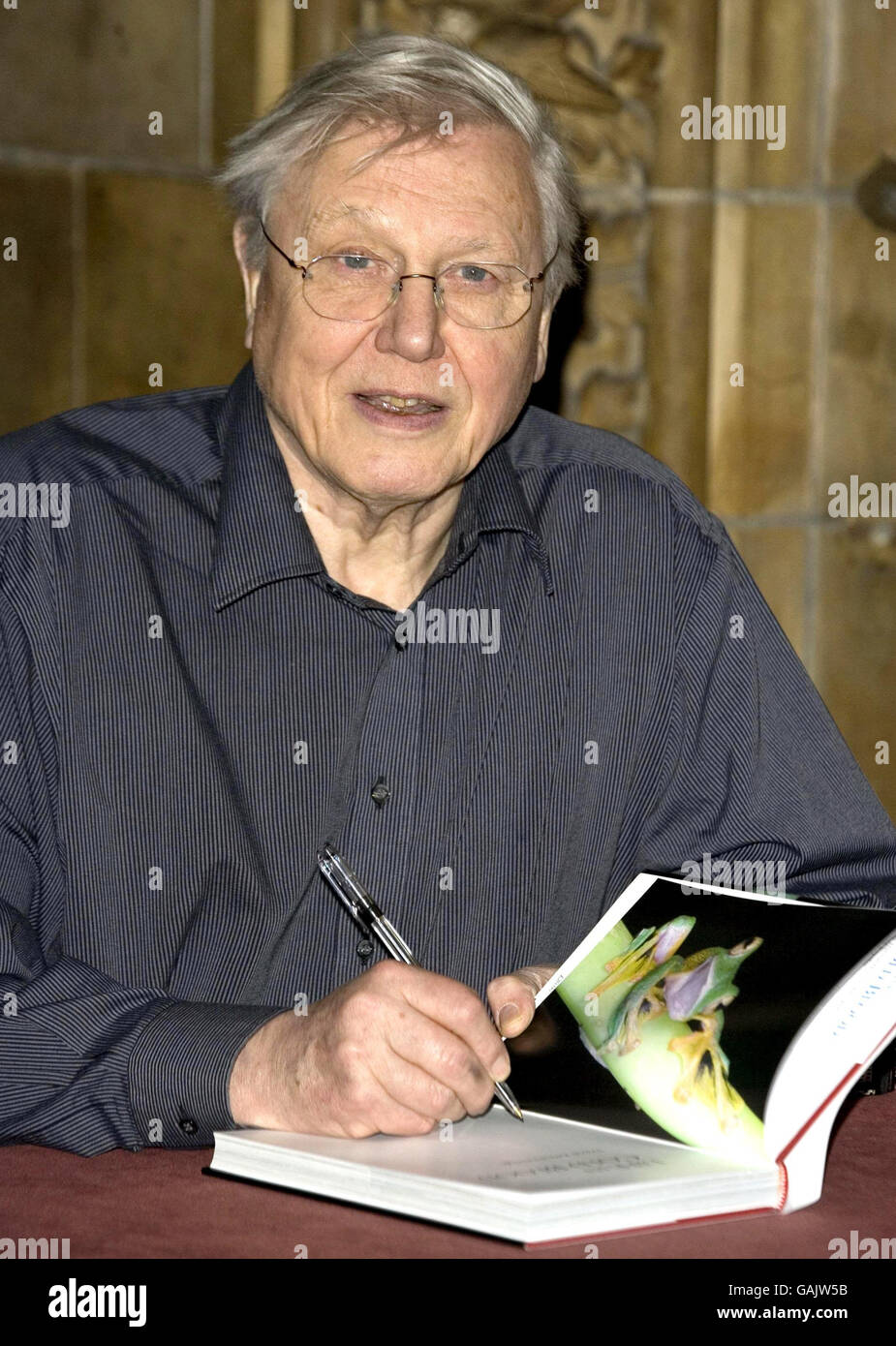 Sir David Attenborough signe des copies de la vie dans le sang froid, qui accompagne l'émission télévisée du même nom, au Musée d'histoire naturelle du centre de Londres. Banque D'Images