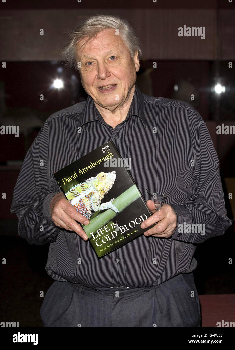Sir David Attenborough pose pour les médias avant de signer des copies de Life in Cold Blood, qui accompagne l'émission télévisée du même nom, au Musée d'histoire naturelle du centre de Londres. Banque D'Images