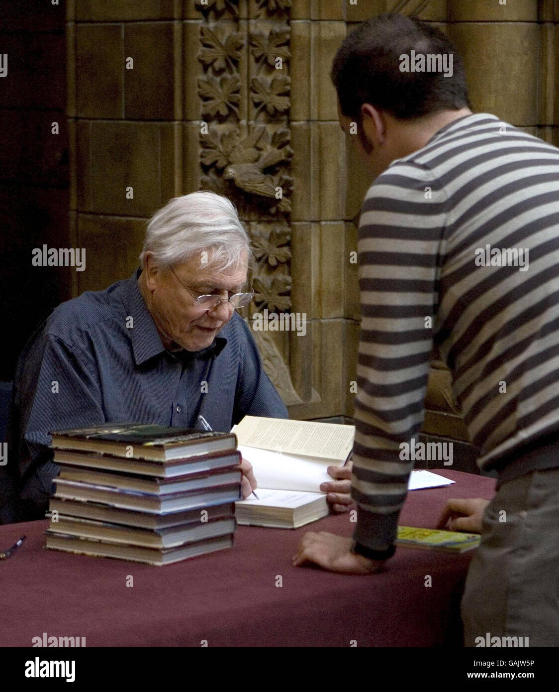 Sir David Attenborough signe des copies de la vie dans le sang froid, qui accompagne l'émission télévisée du même nom, au Musée d'histoire naturelle du centre de Londres. Banque D'Images