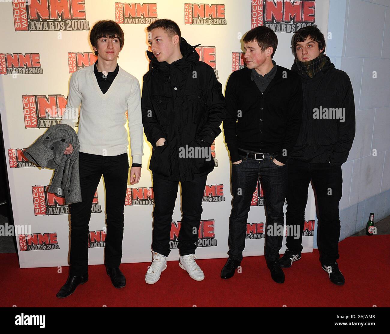 (De gauche à droite) Alex Turner, Matt Helders, Jamie Cook et Nick O'Malley, les Arctic Monkeys, arrivent pour les Shockwaves NME Awards 2008 à l'O2 Arena, Millennium Way, Greenwich, SE10. Banque D'Images