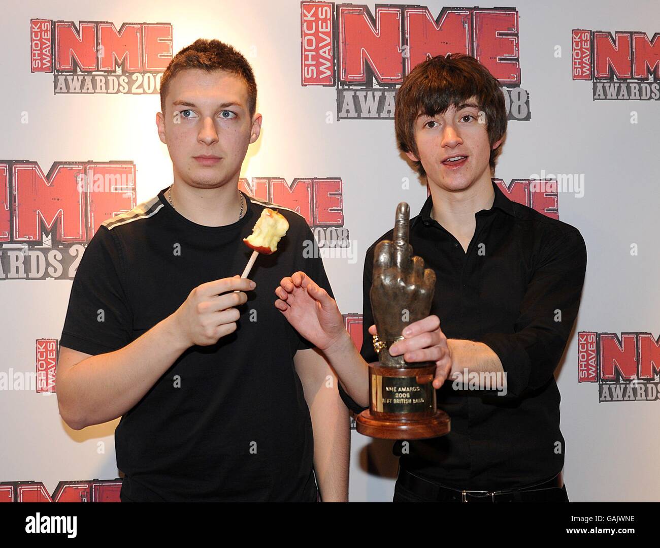 Matt Helders (à gauche) des Arctic Monkeys et Alex Turner ont reçu le prix de la meilleure vidéo aux Shockwaves NME Awards 2008 à l'O2 Arena, Millennium Way, Greenwich, SE10. Banque D'Images