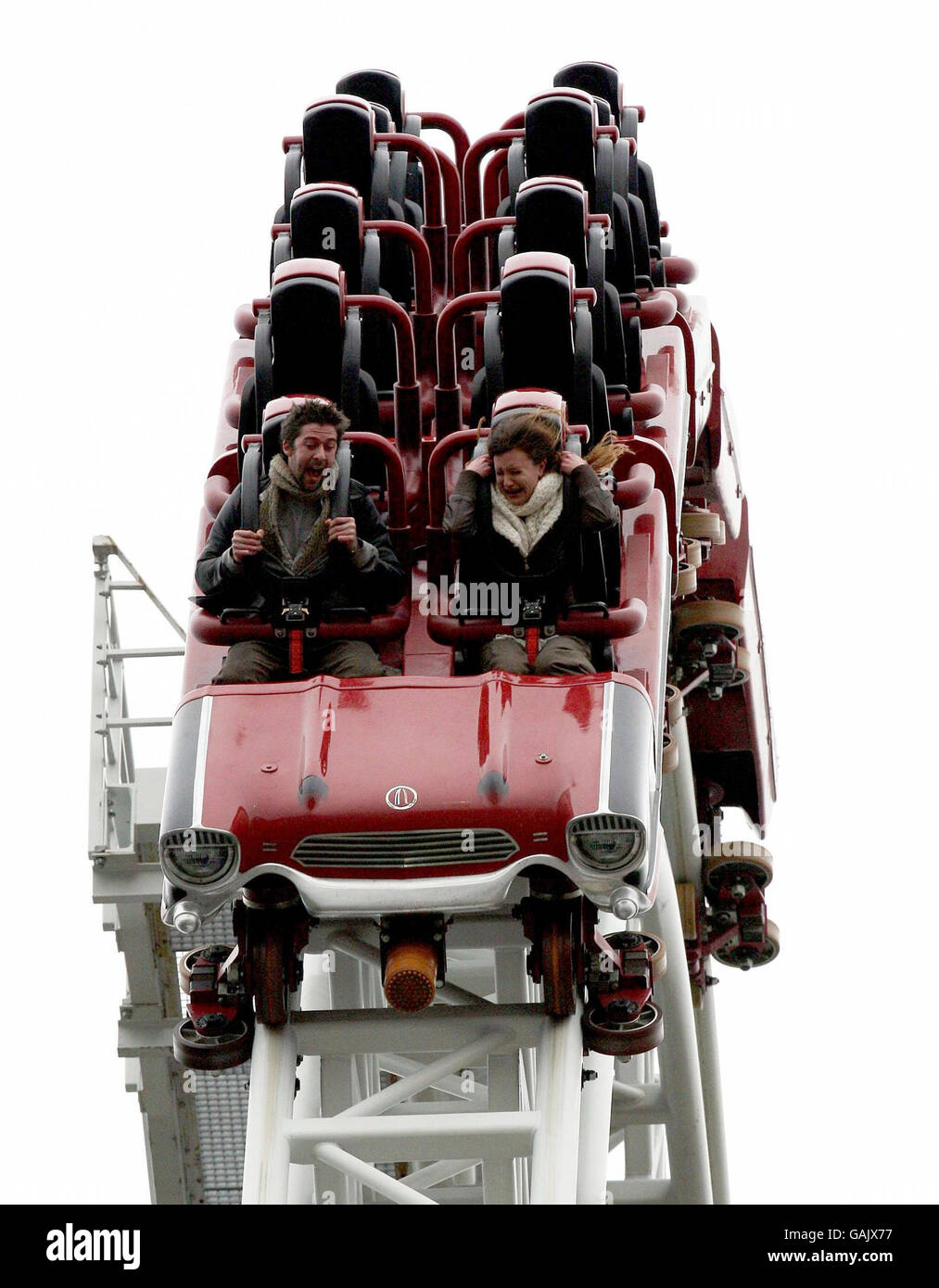 Jenny Harrold, 28 ans, de Folkestone, propose à son petit ami Patrick Hyde, 26 ans, de Cambridge, au sommet des montagnes russes Stealth à Thorpe Park, dans l'ouest de Londres. Banque D'Images