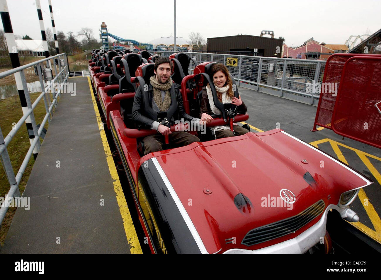 Jenny Harrold, 28 ans, de Folkestone, propose à son petit ami Patrick Hyde, 26 ans, de Cambridge, au sommet des montagnes russes Stealth à Thorpe Park, dans l'ouest de Londres. Banque D'Images