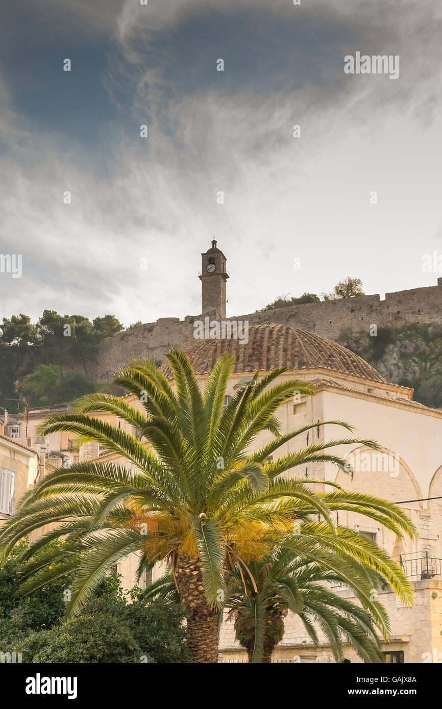 Vieille horloge au sommet d'une colline à Nauplie en Grèce. Banque D'Images