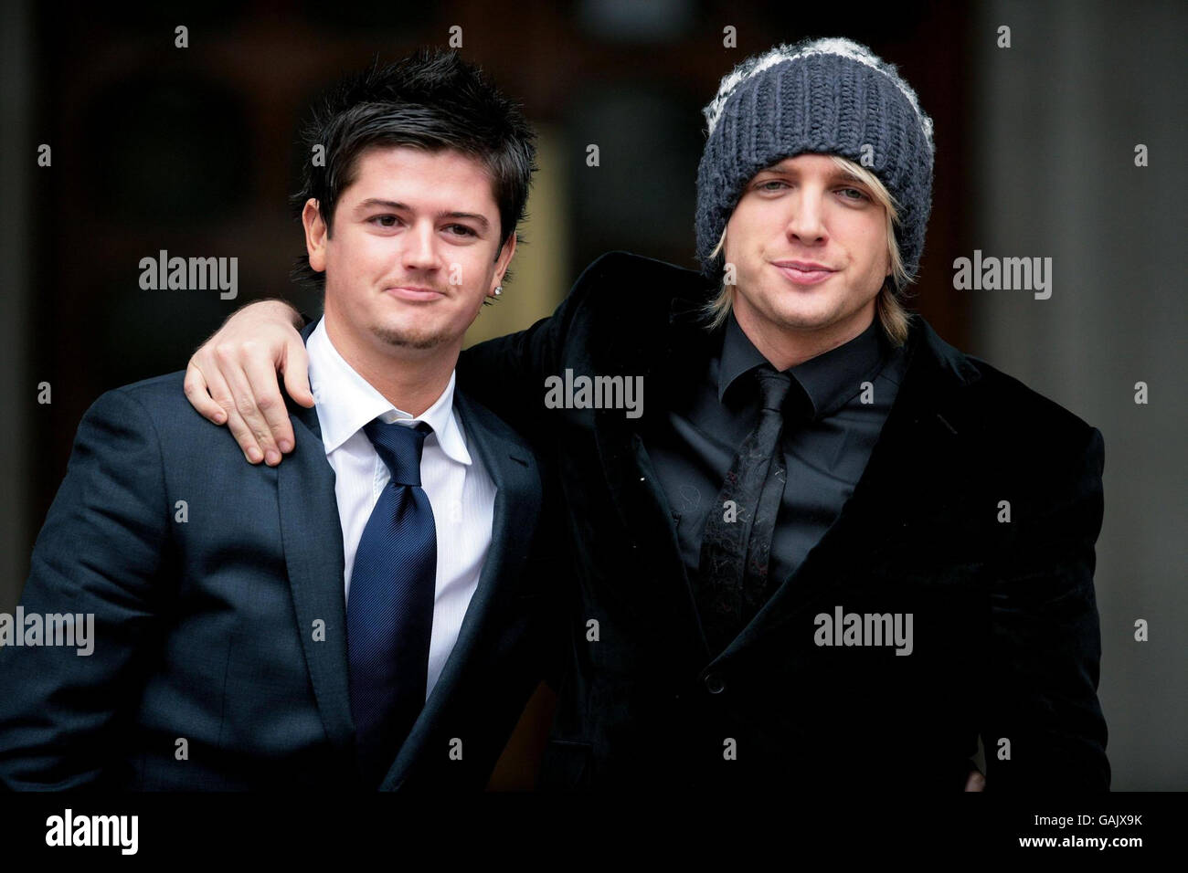 Deux membres originaux du groupe pop ont buté, Owen Doyle (à gauche) et Ki McPhail devant la High court, à Londres. Banque D'Images