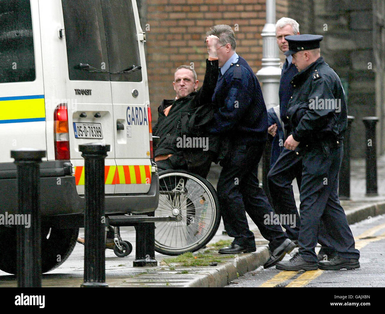 Edward McGarrigle, 42 ans, de Melmount Gardens, Strabane, Co Tyrone est à roues d'une camionnette de prison, l'un des cinq hommes accusés d'être membres de l'Armée de libération nationale irlandaise qui ont fait appel aujourd'hui au Tribunal pénal spécial de Dublin. Banque D'Images