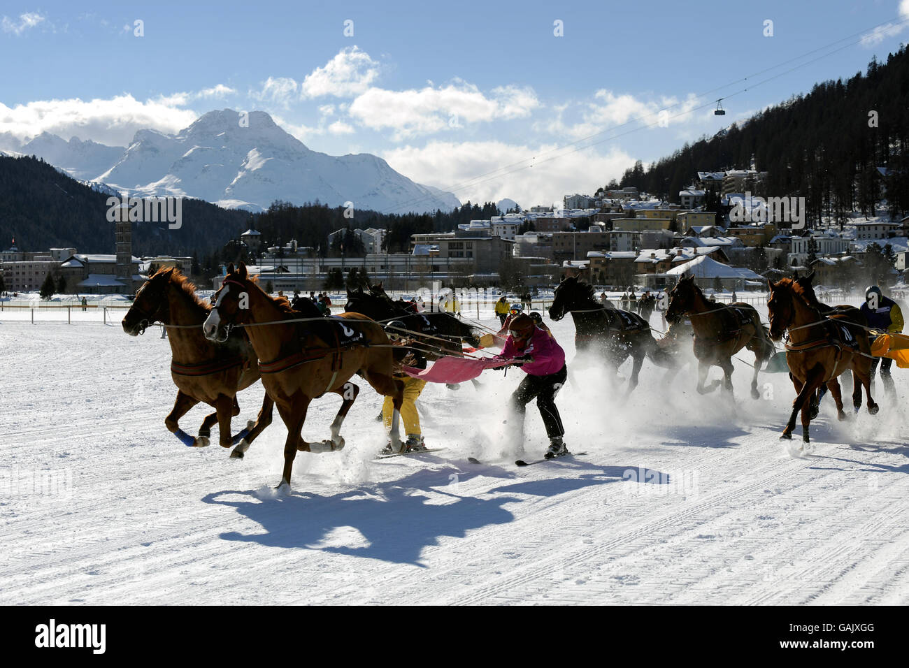 Les chevaux font la course sur la glace et la neige compactées sur le lac gelé à St Moritz le premier jour de course de White Turf de 2008. Banque D'Images