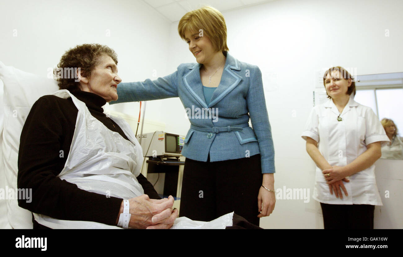 la secrétaire écossaise à la santé Nicola Sturgeon (au centre) discute avec le patient Alisa Evans (à gauche) lors d'une visite à l'hôpital St John's de Livingston, en Écosse. Banque D'Images