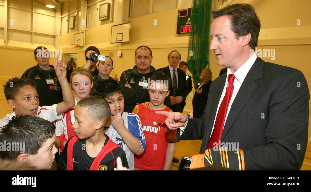 Le chef du parti conservateur David Cameron écoute les enfants de la Castle High School de Dudley, après les avoir regardaient jouer au football. Banque D'Images