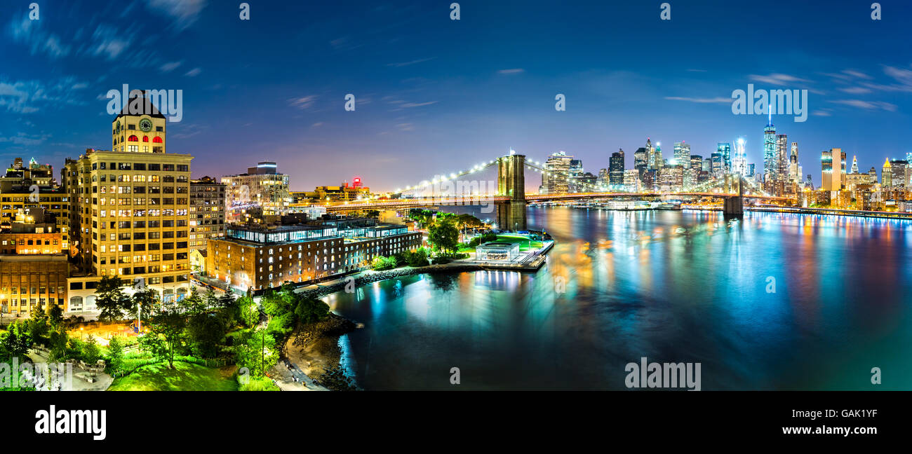 New York City panorama de nuit. Pont de Brooklyn enjambe la rivière de l'est reliant les quartiers de Brooklyn et Manhattan Banque D'Images