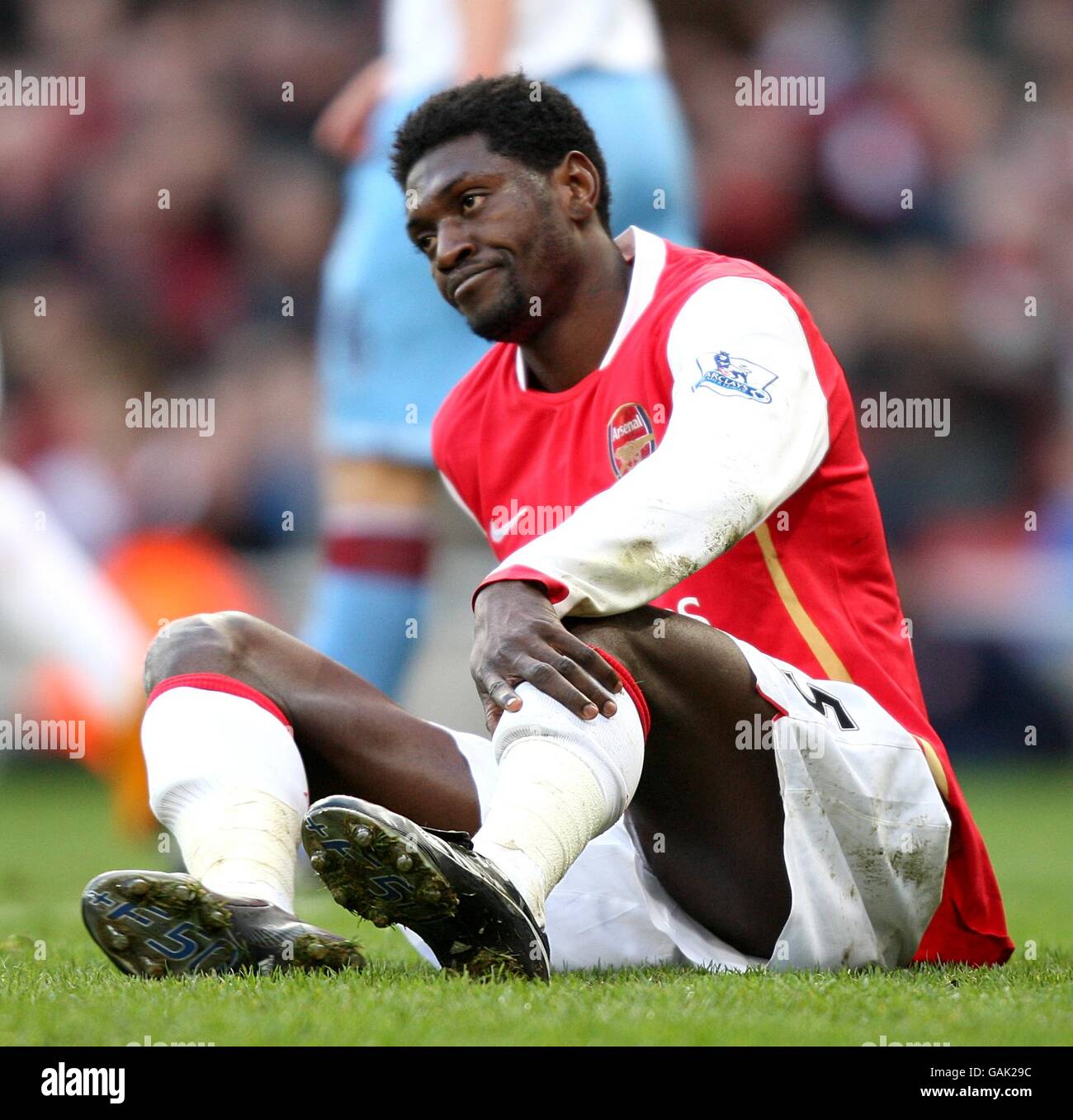 Football - Barclays Premier League - Arsenal / Aston Villa - Emirates Stadium.Emmanuel Adebayor d'Arsenal est abattu Banque D'Images
