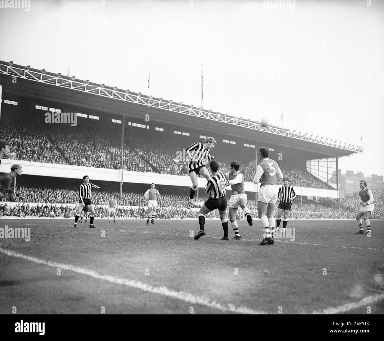 Football - football League Division One - Arsenal / Newcastle United.Wyn Davies (c) de Newcastle United dirige Clear, sous la surveillance de Bobby Moncur (6), de George Graham (deuxième r) et de Terry Neil (r) d'Arsenal Banque D'Images