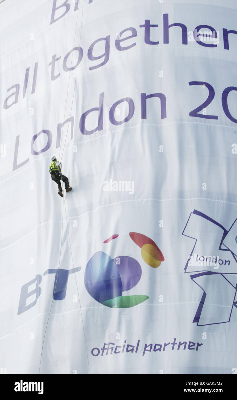 Une bannière est dévoilé au siège social de BT dans la ville de Londres, ce qui marque l'annonce de la participation de BT aux Jeux Olympiques et aux Jeux Paralympiques de 2012. Banque D'Images
