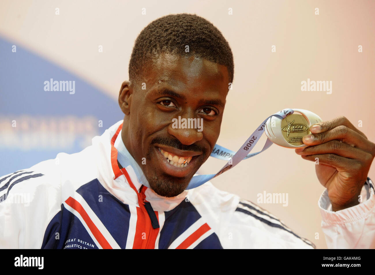 Dwain Chambers avec la médaille d'argent il a gagné dans la course de 60m dans les Championnats du monde en salle de l'IAAF au Palau Velodromo Luis Puig à Valence, Espagne. Banque D'Images