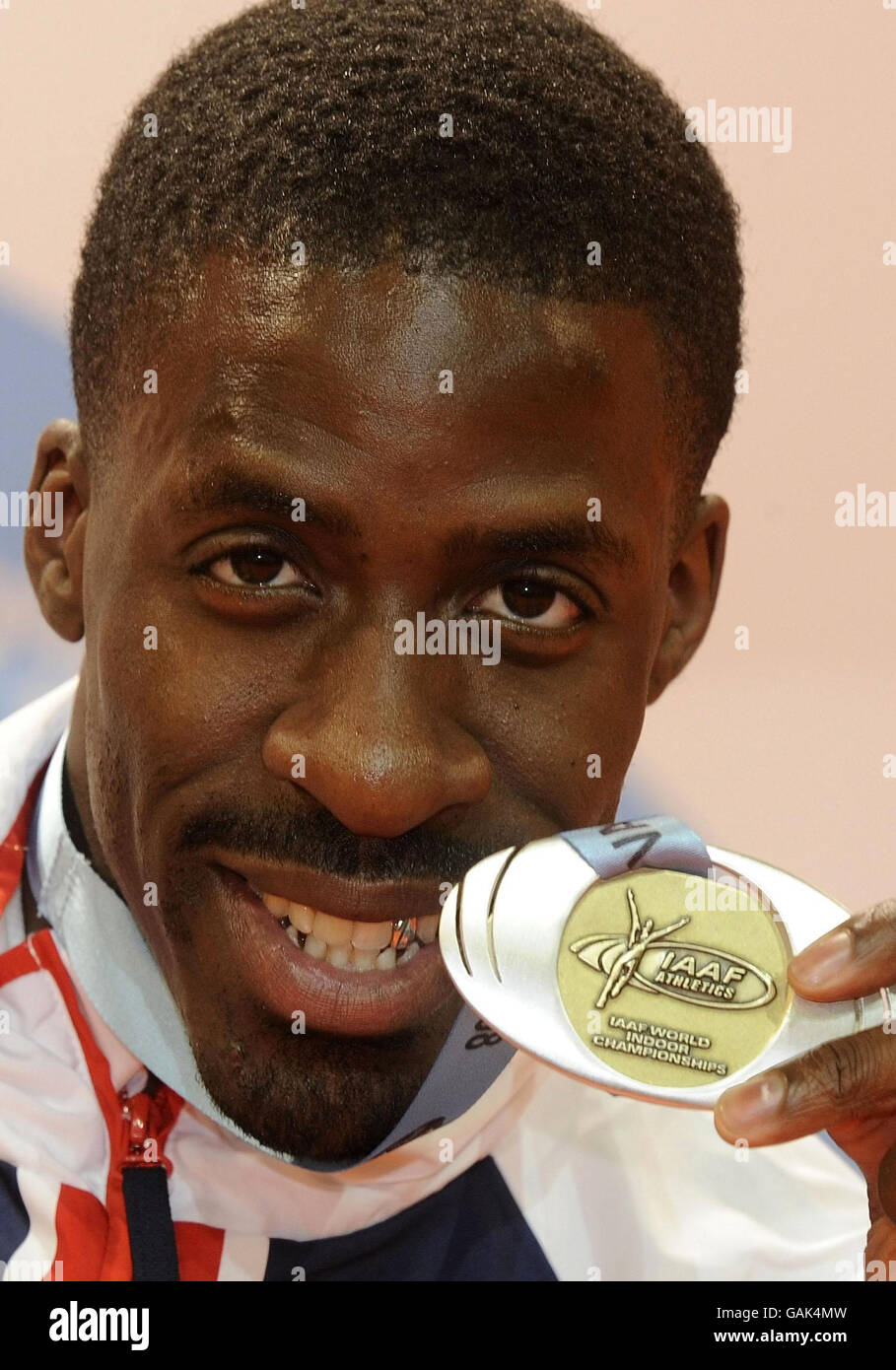 Dwain Chambers avec la Médaille d'argent il a gagné dans les 60 mètres pendant les Championnats du monde en salle de l'IAAF au Palau Velodromo Luis Puig à Valence, Espagne. Banque D'Images