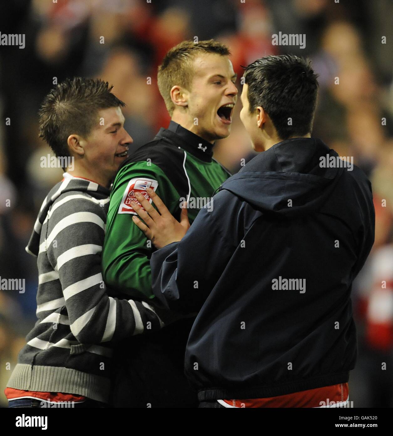 Soccer - FA Cup - Sixième ronde - Barnsley / Chelsea - Oakwell.Luke Steele de Barnsley (au centre) célèbre après le coup de sifflet final. Banque D'Images