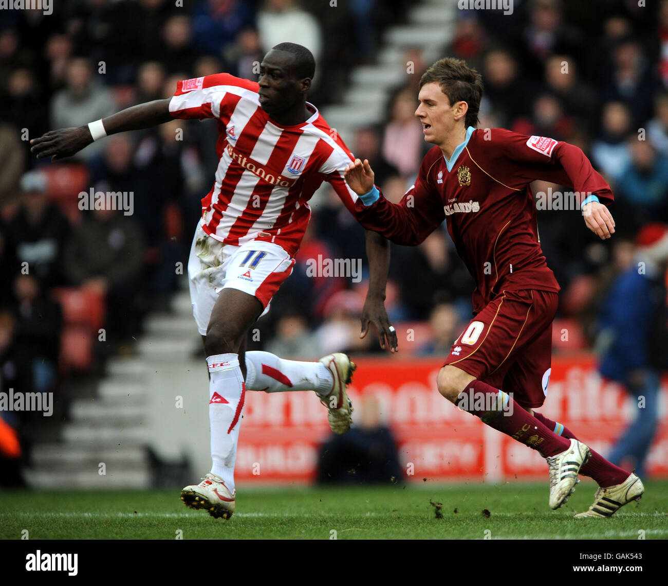 Football - Championnat de la ligue de football Coca-Cola - Stoke City v Burnley - Britannia Stadium.Le Mamady Sidibe de la ville de Stoke vient de Mark Randall de Burnley Banque D'Images