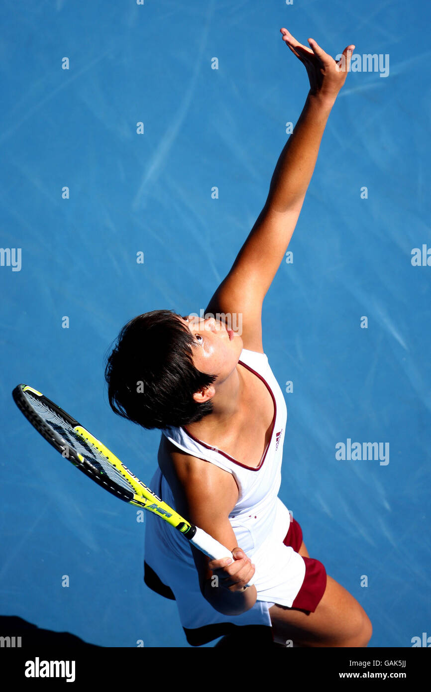 Meng Yuan de Chine en action pendant son match contre les États-Unis Serena Williams le troisième jour de l'Open d'Australie Banque D'Images