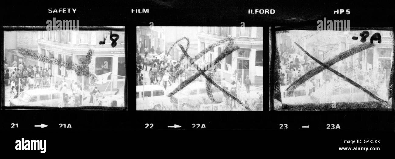 Planche-contact. Les jeunes se meussent à l'extérieur du Wrecked Windsor Castle Pub de Mayall Road, Brixton, South London. 23 policiers ont été blessés lors des combats avec des jeunes de la région, le vandalisme visait également des véhicules de police. Banque D'Images Planche-contact. Les jeunes se meussent à l'extérieur du Wrecked Windsor Castle Pub de Mayall Road, Brixton, South London. 23 policiers ont été blessés lors des combats avec des jeunes de la région, le vandalisme visait également des véhicules de police. Banque D'Images