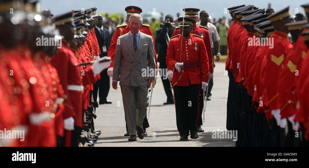 Prince Charles et Camilla - visite des Caraïbes. Le Prince Charles inspecte une garde d'honneur en Jamaïque. Banque D'Images