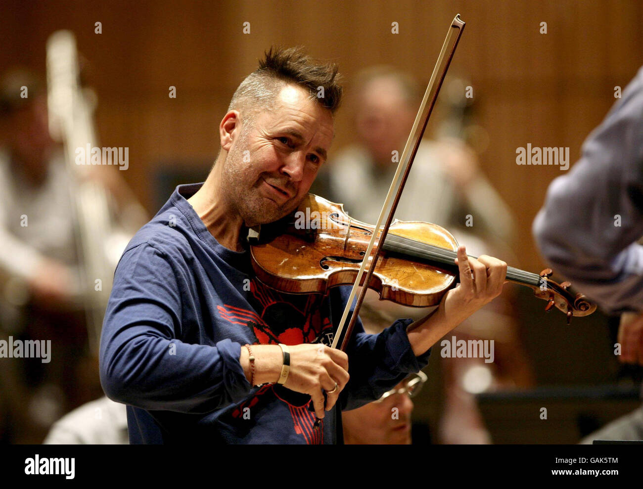 Nigel Kennedy se présentant avec l'Orchestre philharmonique royal, lors des répétitions du Concerto pour violon d'Elgar, en amont de leur concert, au Royal Festival Hall de Londres. Banque D'Images