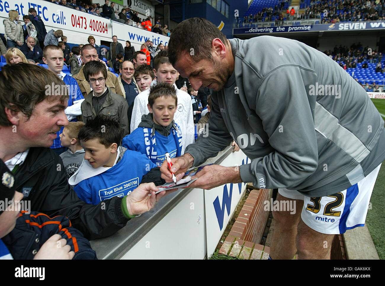 Football - Championnat de la ligue de football Coca-Cola - Ipswich Town / Charlton Athletic - Portman Road.Shefki Kuqi, de la ville d'Ipswich, en prêt de Crystal Palace, signe des autographes avant-match à son retour sur Portland Road Banque D'Images