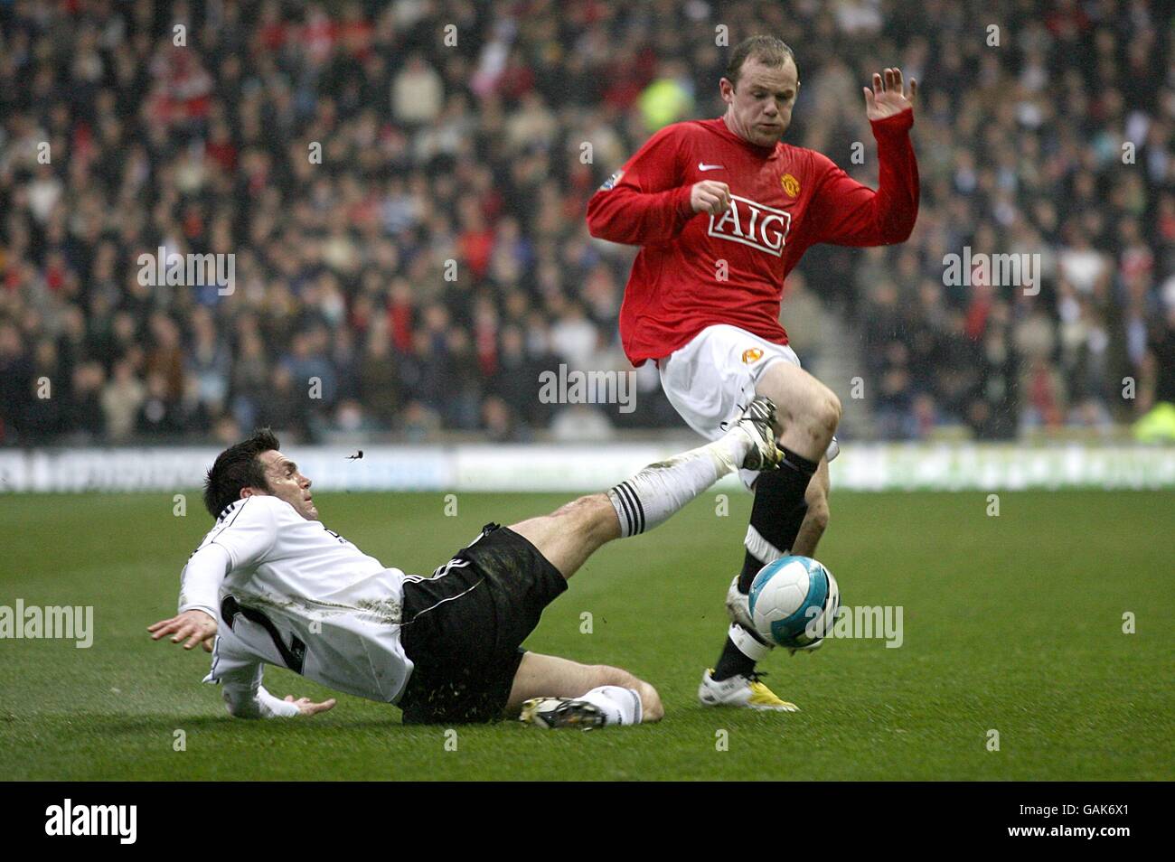 Football - Barclays Premier League - Derby County / Manchester United - Pride Park.Marc Edworthy, du comté de Derby, défie Wayne Rooney, du Manchester United pour le ballon Banque D'Images
