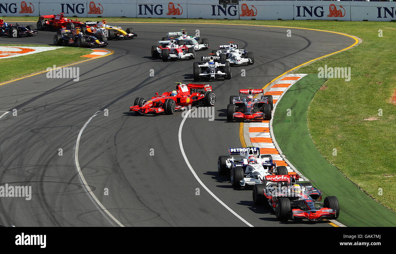 Lewis Hamilton de McLaren (Botton right) part de la pole position après le premier virage pendant le Grand Prix de Formule un, en Australie, à Albert Park, Melbourne, en Australie. Banque D'Images Lewis Hamilton de McLaren (Botton right) part de la pole position après le premier virage pendant le Grand Prix de Formule un, en Australie, à Albert Park, Melbourne, en Australie. Banque D'Images