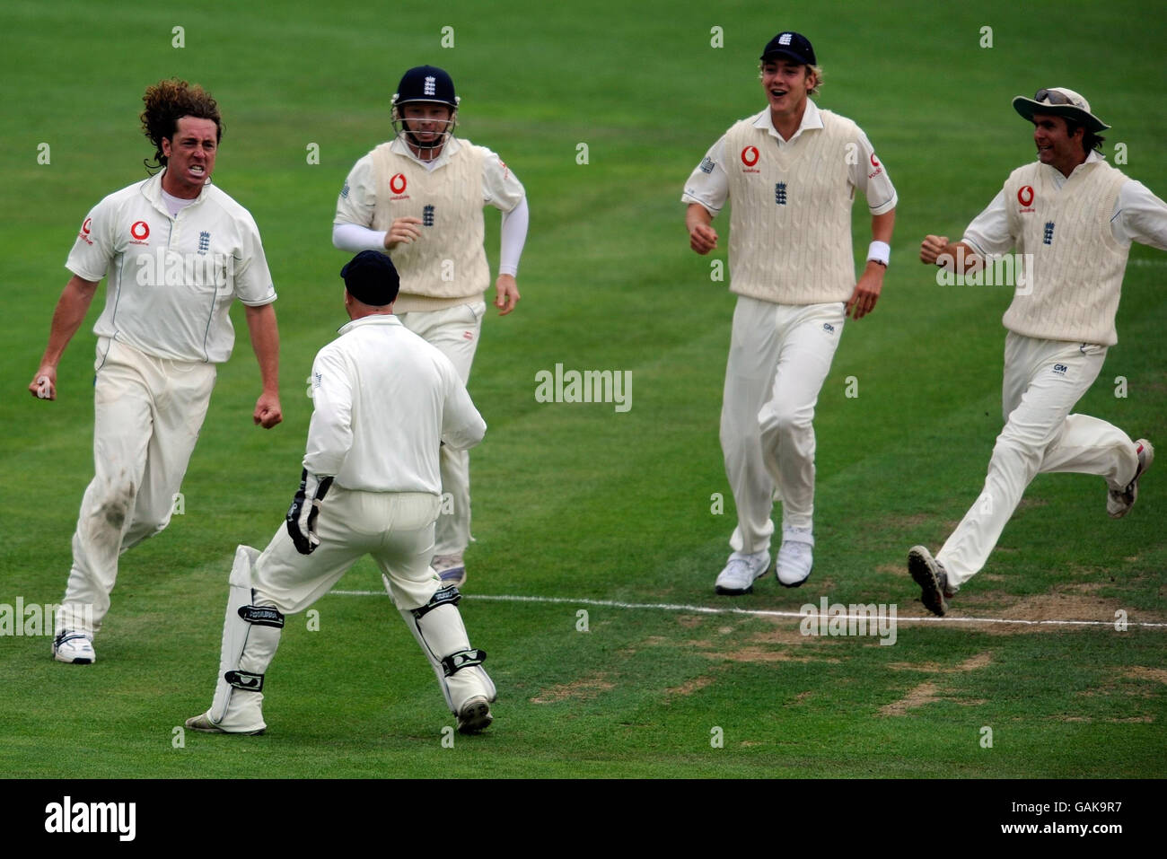 Cricket - Nouvelle-Zélande / Angleterre - 3e Test - 2e jour - Napier.Ryan Sidebottom, en Angleterre, célèbre son premier cricket lors du 3e test à McLean Park, Napier, en Nouvelle-Zélande. Banque D'Images