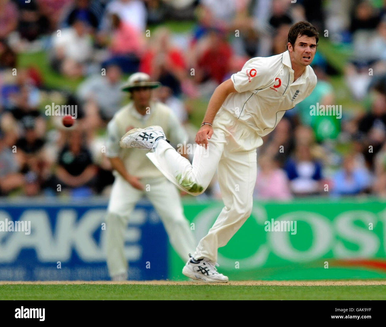 Cricket - Nouvelle-Zélande / Angleterre - 3e Test - 2e jour - Napier.James Anderson, en Angleterre, regarde le ballon pendant 4, lance son bowling lors du 3e test à McLean Park, Napier, en Nouvelle-Zélande. Banque D'Images