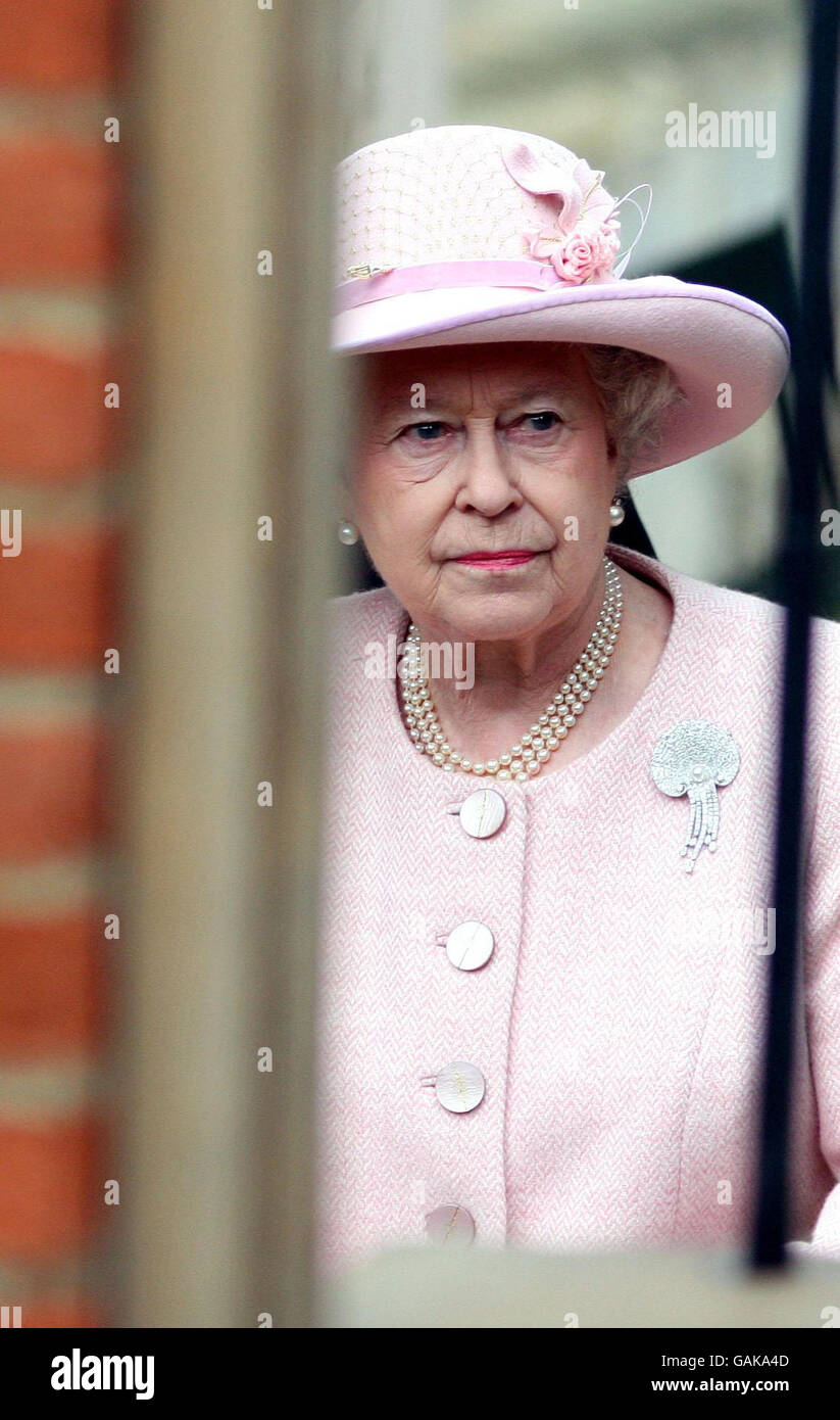 Sa Majesté la reine Elizabeth II quitte la chapelle Saint-Georges sur le terrain du château de Windsor dans le Berkshire après avoir assisté aujourd'hui au service des Mattins de Pâques. Banque D'Images