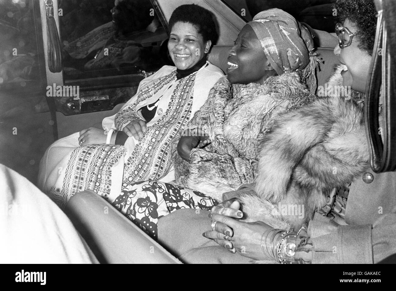 Vêtu du temps britannique, Sally Mugabe, femme du Premier ministre du Zimbabwe, Robert Mugabe, arrive à l'aéroport de Gatwick.Elle s'est envolée pour prendre la parole aux Golden Sunrise Awards de 1980, qui ont été décernés chaque année pour des accomplissement par des Africains vivant en Grande-Bretagne, Robert Mugabe a été nommé pour la personnalité internationale de 1980. Banque D'Images