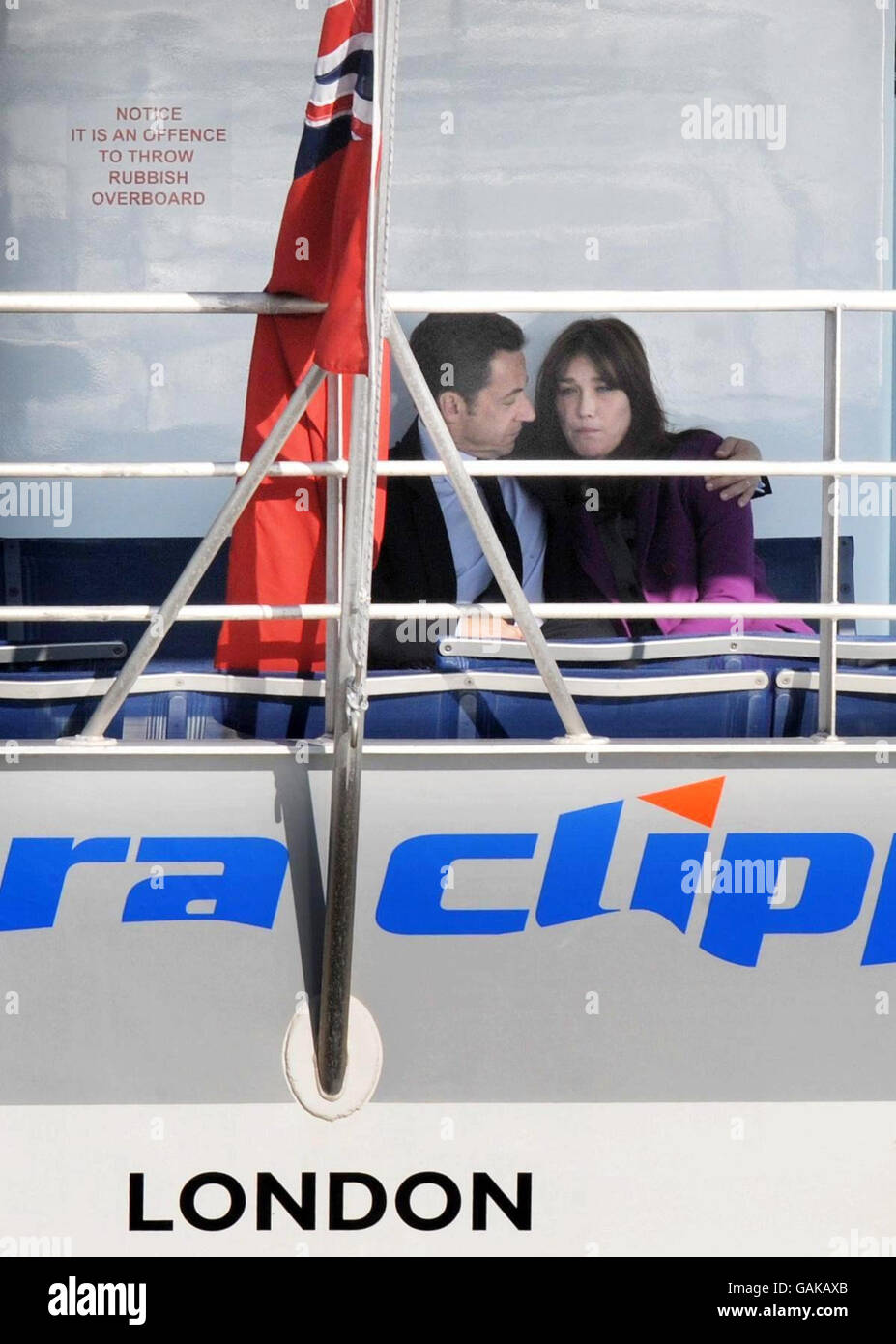 RETRANSMIS AVEC LA LÉGENDE CORRECTE. Le président français Nicolas Sarkozy réconforte son épouse Carla Bruni-Sarkozy lorsqu’ils se rendent à Greenwich à bord d’un bateau sur la Tamise à Londres. Banque D'Images