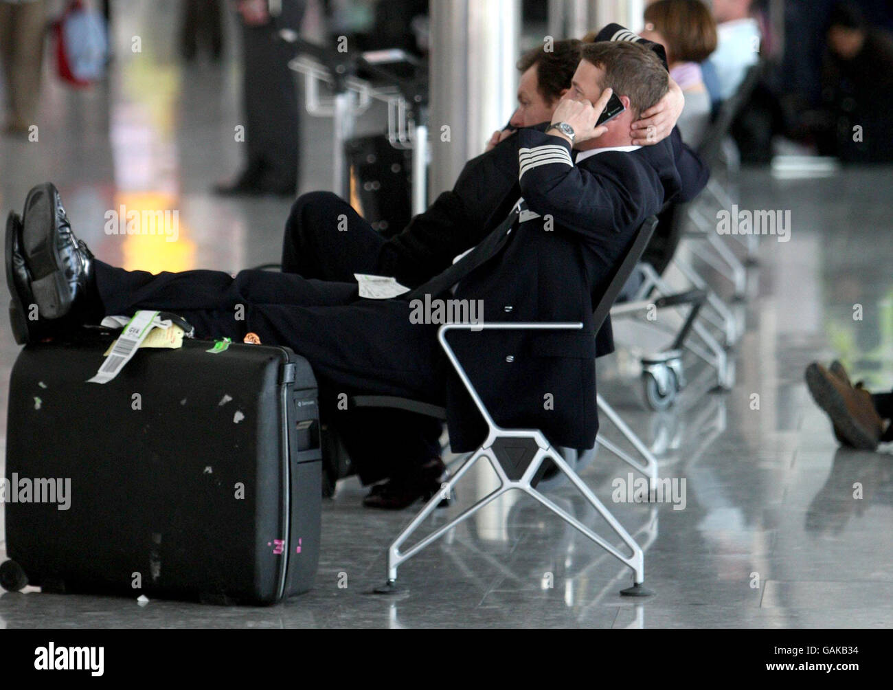 Un pilote met les pieds ce matin au nouveau terminal 5 de l'aéroport d'Heathrow, Londres. Banque D'Images