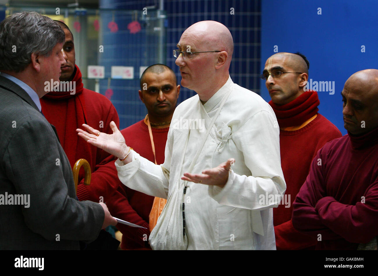 Les Monks hindous, dirigé par Gauri Das (blanc), président du Temple de Bhaktivedanta Manor à Watford, arrivent au siège de la RSPCA à Horsham, dans le Sussex Ouest pour remettre des documents juridiques à John Rolls, directeur de la promotion du bien-être animal de la RSPCA au siège de la RSPCA à Horsham, dans le Sussex Ouest. Banque D'Images