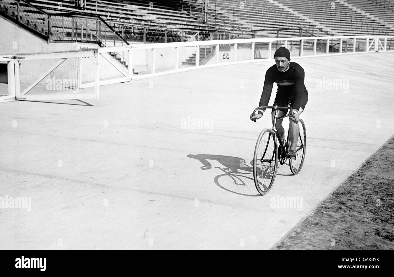 Jeux Olympiques d'été 1908 - Cyclisme.Guglielmo Morisetti au sprint masculin de 1000 mètres, lors des Jeux Olympiques de 1908 à Londres. Banque D'Images