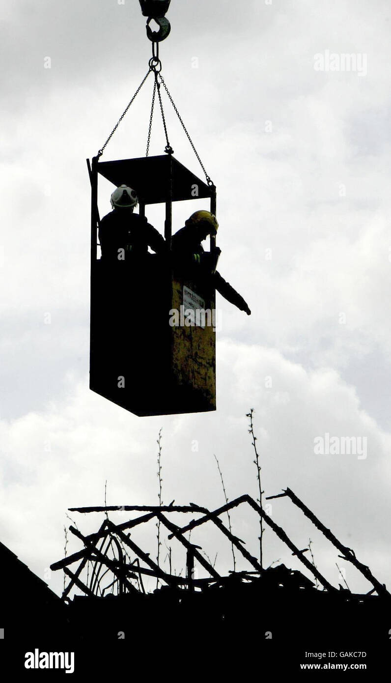 Les officiers de récupération des aéronefs de la Royal Air Force restent sur les lieux à Romsey Close, Farnborough, Kent, où un avion privé s'est écrasé dans une propriété d'habitation, tuant les cinq personnes à bord. Banque D'Images