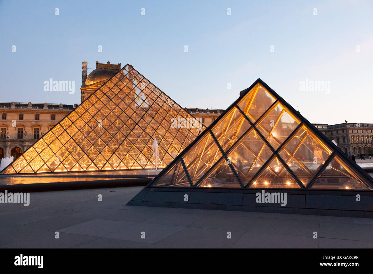 Le musée du Louvre a illuminé l'entrée en verre de la pyramide. Banque D'Images