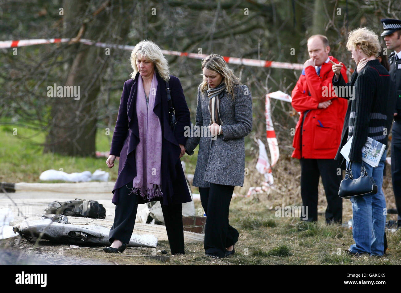 Des membres de la famille de Christopher Allarton, 25 ans, la plus jeune victime à mourir dans l'accident d'avion de Kent, visitent la scène à Romsey Close, Farnborough, dans le Kent où un avion privé s'est écrasé dans un logement, tuant les cinq personnes à bord. Banque D'Images