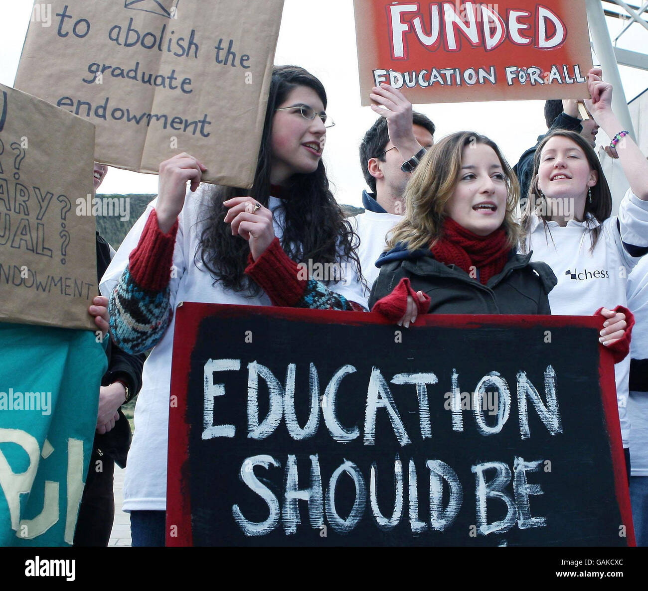 Des étudiants protestent devant le Parlement écossais d'Édimbourg, avant un débat sur le projet de loi sur l'abolition de la dotation des diplômés. Banque D'Images