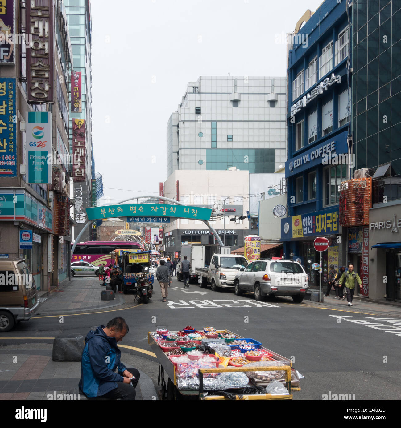 Un homme vend des bonbons, à Busan, Corée du Sud Banque D'Images