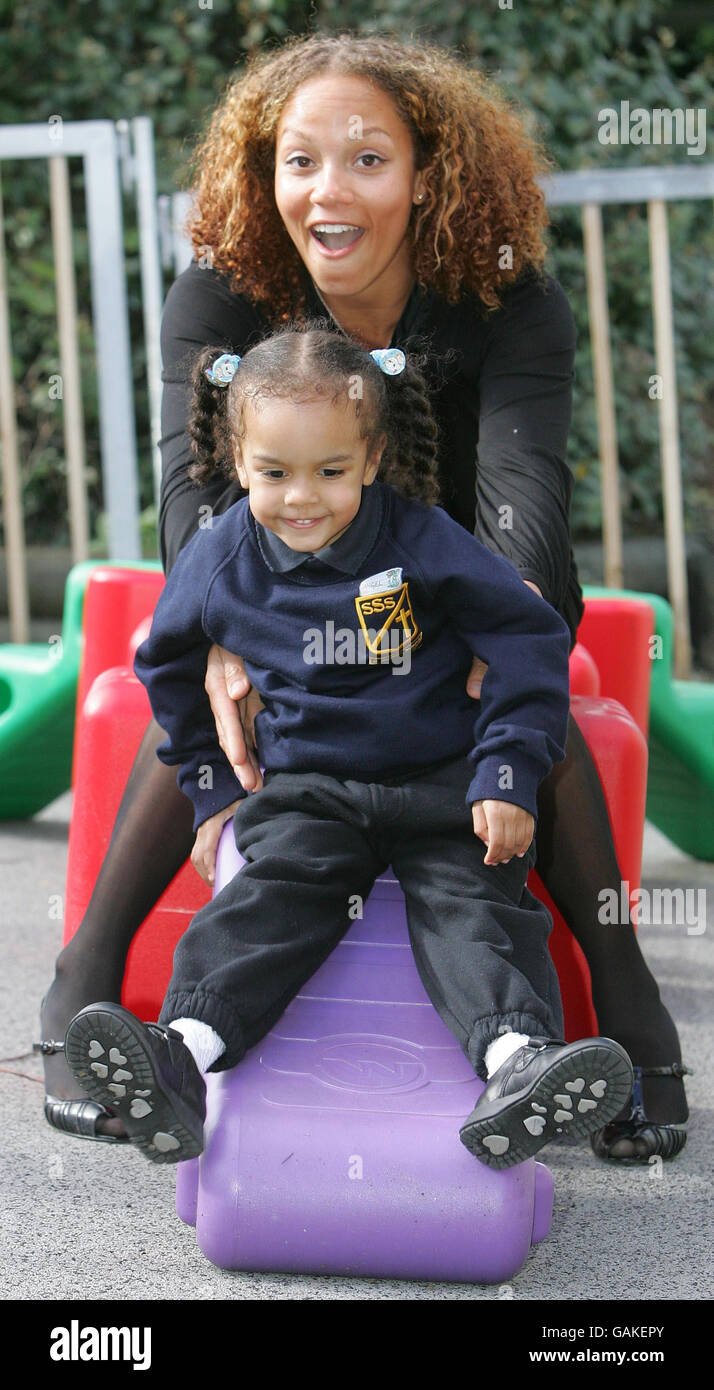 L'actrice Angela Griffin avec Angel, 3 ans, à l'ouverture du nouveau Centre pour enfants St Stephen's à Lambeth, dans le sud de Londres. Banque D'Images