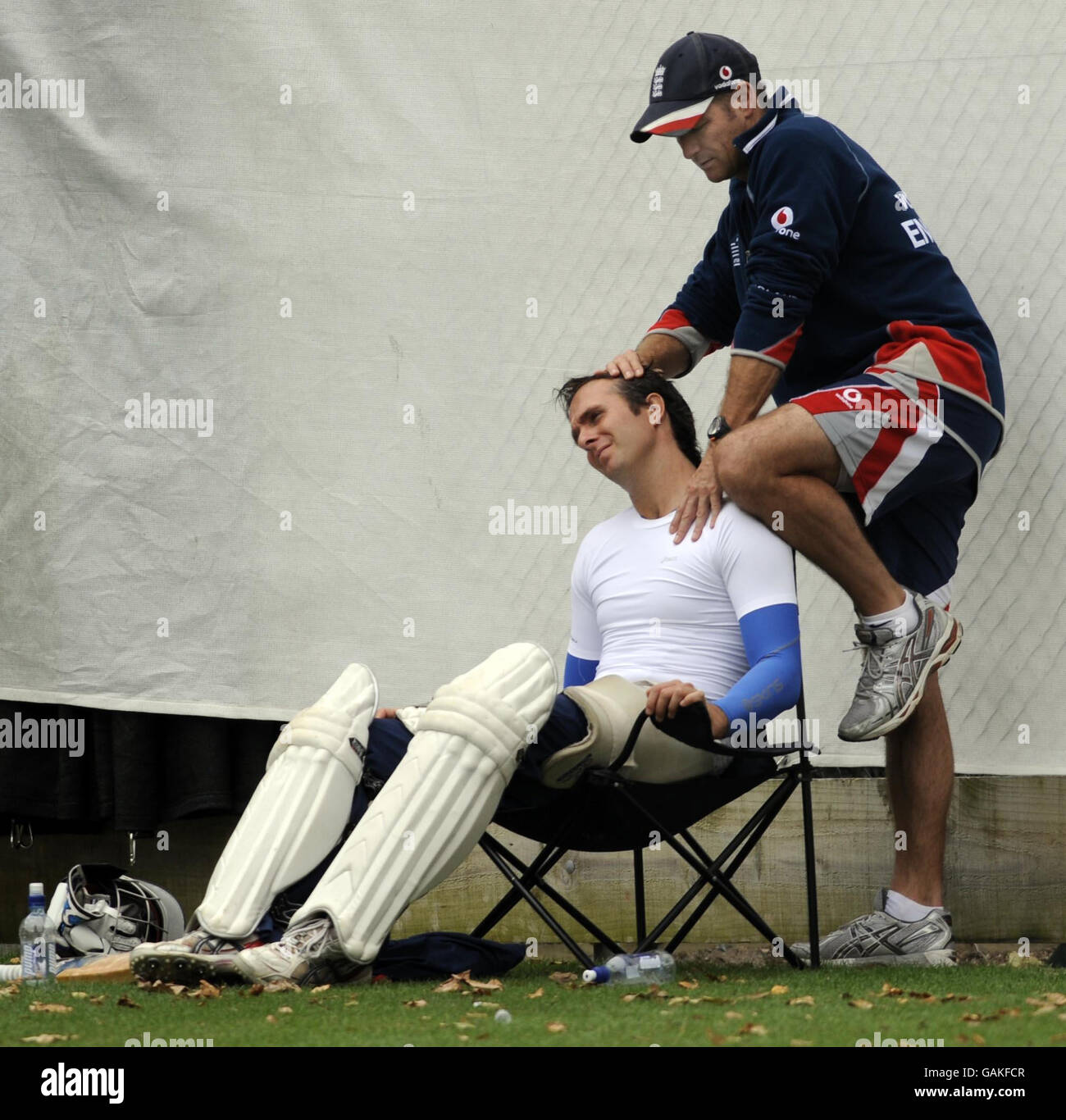 Cricket - Angleterre pratique - Seddon Park.Le capitaine d'Angleterre Michael Vaughan (à gauche) avec le physiothérapeute Kirk Russell pendant la pratique du filet à Seddon Park, Hamilton, Nouvelle-Zélande. Banque D'Images