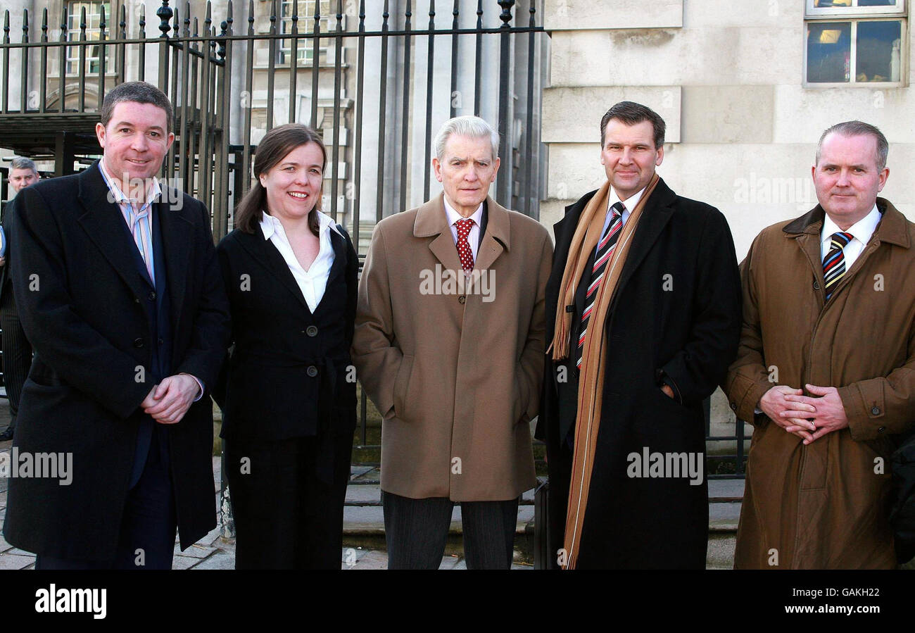De gauche à droite : Dominic Fitzpatrick, directeur général de Irish News, Caroline Workman critique en matière d'alimentation, Jim Fitzpatrick, président de Irish News, Noel Doran, rédacteur en chef de l'Irish News et solliciteur James Fitzpatrick à l'extérieur de la haute Cour de Belfast.Un journal quotidien a remporté aujourd'hui un appel historique qui a renversé l'attribution de 25,000 au restaurateur de Belfast sur une critique. Banque D'Images