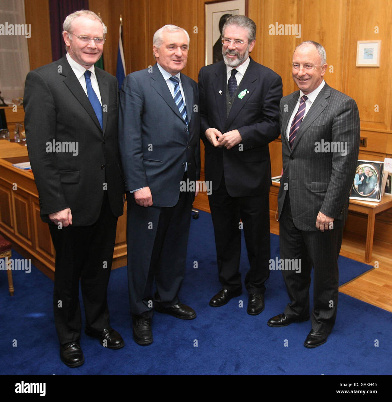 Le premier ministre adjoint de l'Irlande du Nord, Martin McGuinness (à gauche), avec Taoiseach Bertie Ahern (deuxième à gauche), le dirigeant de Sinn Fein, Gerry Adams, et le ministre des Affaires étrangères, Dermot Ahern (à droite), avant de s'entretenir dans les bâtiments gouvernementaux de Dublin. Banque D'Images