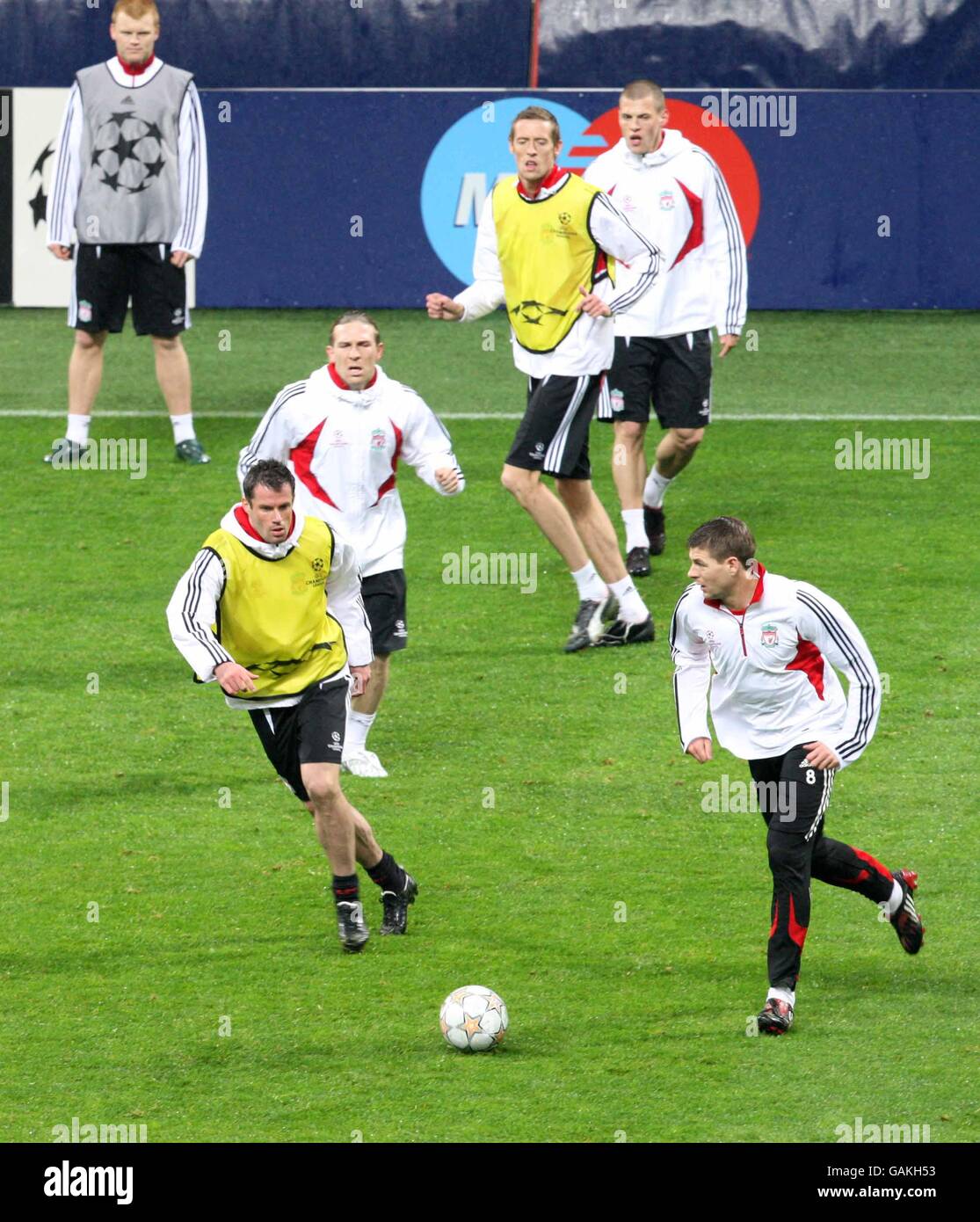 Steven Gerrard de Liverpool prend le ballon pendant l'entraînement Banque D'Images