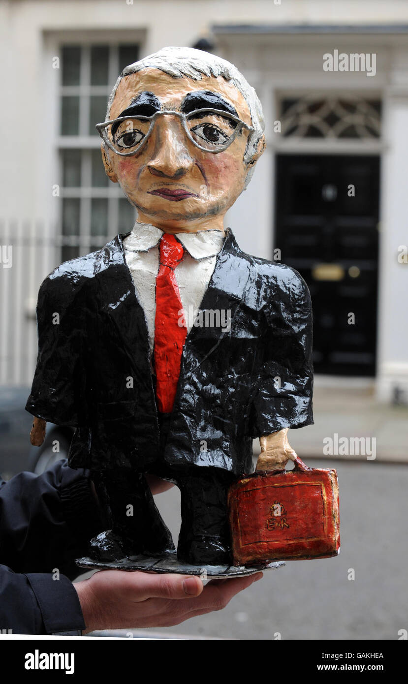 Un modèle paper maché de chancelier Alistair Darling devant 11 Downing Street avant ses annonces budgétaires demain. Banque D'Images
